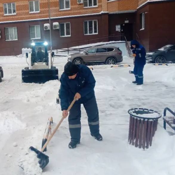 Казань продолжает заносить снегом